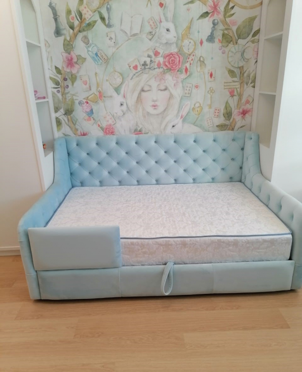 Кровать "Лина" голубая  35.000.руб.